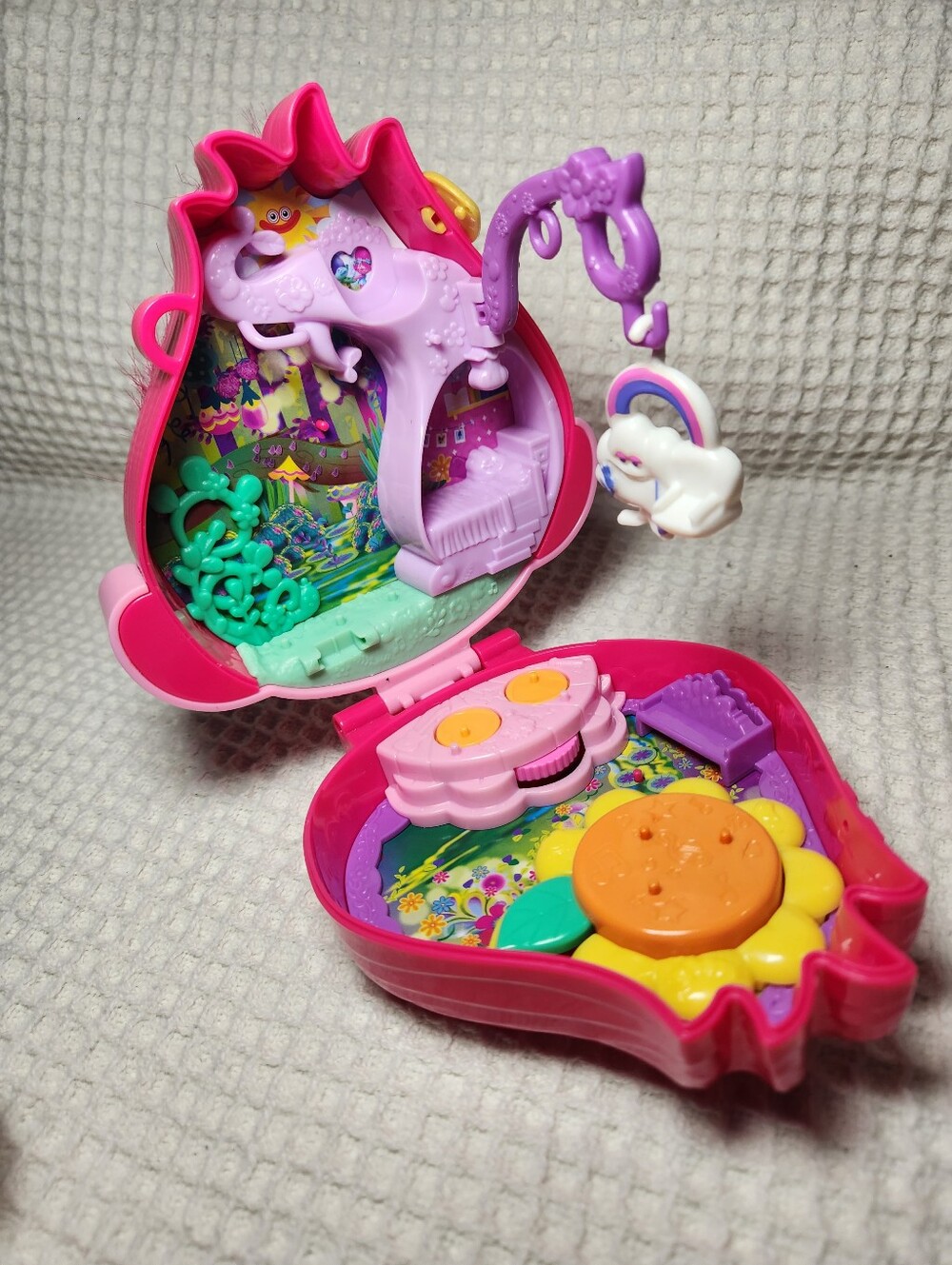 Polly Pocket DreamWorks Trolls compact playset Plus 1 Piece